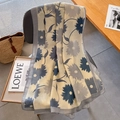 Dettaglio della sciarpa in cotone e lino con stampa floreale e bordi a contrasto - Blu Beige