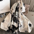 Dettaglio di elegante sciarpa in raso bianco e nero con motivi a rose e blocchi geometrici - 90*180cm / Beige-Nero