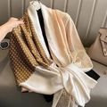 Sciarpa di seta con motivi geometrici arancio e marrone drappeggiata su una borsa - 90*180cm / Cachi