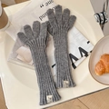 Detalle de guantes de punto gris con textura de canalé y etiqueta tejida en el puño - Talla única / Gris