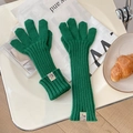 Vista de detalle de guantes de punto verdes con etiqueta blanca y tejido acanalado - Talla única / Verde