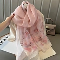 Detail eines rosa Seiden-Woll-Schals mit 3D-Schmetterlingsstickerei und Glanzkante - 70*180cm / Rosa