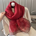 Détail d'une écharpe en soie et laine rouge avec broderie papillon et empiècement organza - 70*180cm / Bordeaux