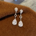 Boucles d'oreilles pendantes en argent avec zircons brillants sur tissu marron doux - Style Double Goutte (E0226) / Argenté