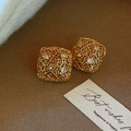 Boucles d'oreilles cubes ajourés dorés avec zircons blancs sur fond texturé - Cube 3D Zircon (E2868 Plaqué Or Véritable)