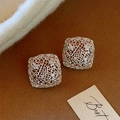 Détail des boucles d'oreilles carrées évidées en métal argenté avec de fins cristaux - Cube 3D Zircon (E2868 Argent)