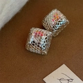 Gros plan de boucles d'oreilles cubes argentées avec cristaux colorés sur cuir brun - Cube Écailles de Poisson (E2869 Argent)
