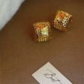Vue détaillée de boucles d'oreilles cubes ajourés dorés avec texture de maille géométrique - Cube Écailles de Poisson (E28689 Plaqué Or Véritable)