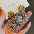 Orecchini a perno in metallo cavo bicolore con dischi rotondi e irregolari in oro - Grande Fiore Cavo Bicolore (E0414)