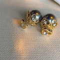 Macro detail of heart-shaped zircon earrings with grey pearls and crown patterns - Gray Pearl (Gold Hollow Heart)