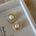 Elegantes pendientes de perlas rojas con aros dorados de textura trenzada vintage - Perlas de algodón