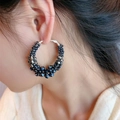 Primer plano de pendientes de aro vintage con cristales azules y detalles de cuentas tejidas - 4.5CM / Azul Oceano Grande