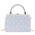 Sac boîte rectangulaire bleu clair avec texture géométrique 3D et bandoulière chaîne dorée - Gris