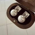 Eleganti orecchini a lobo con cristallo quadrato e perla bianca su scatola di legno - Quadrato Bianco con Perla Bianca (E2924白方糖--白珠)