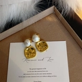 Orecchini quadrati in oro martellato con perla bianca su un vassoio decorativo con piume - Oro Spazzolato