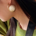 Elegant C-shaped golden hoop earrings with large cream pearl, worn for a luxury look - Large White Pearl (E1610) / 22mm