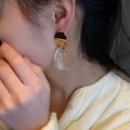 Eleganti orecchini a goccia in metallo dorato e resina marmorizzata su modella - Stile Ovale Bianco Riso (E1039)