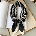 Elegante sciarpa in seta con strisce diagonali bianche e nere e blocco di colore beige - Nero