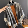 Winterlicher Schal mit geometrischen Streifen und Fransen in Grau und Creme-Weiß - 130*128cm / Grau Geometrische Streifen (GSJ-97-Grau)
