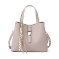 Graue Handtasche aus Leder mit Litschimuster, Schleifendetail und silberner Schnalle - Grau