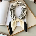Elegante sciarpa in seta bianco crema e nero con motivo a righe moderno - Beige