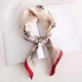 Elegante foulard in seta bianco crema con motivi floreali e di conchiglie rossi - Beige Caffè