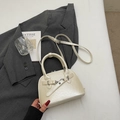 Minimalistische crèmewitte schelptas met zilveren details en verstelbare riem - Crèmewit (Zonder Hanger)