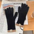 Schwarze Strickhandschuhe für Damen mit beigem Label und braunem Bündchen-Detail - Schwarz