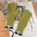 Grasgrüne Strickhandschuhe für Damen mit gestreiften Bündchen und Webetikett-Detail - Obstgrün