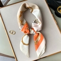 Eleganter quadratischer Seidenschal in Orange und Elfenbein mit Vintage-Muster - 70*70cm / Orange
