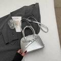 Minimalistische zilveren schelphandtas met handvatten en verstelbare schouderriem - Zilver (Zonder Hanger)