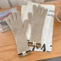 Guanti in maglia beige con polsini a coste marroni ed etichetta bianca per l'inverno - Beige Cachi