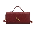 Sac à main en cuir tressé bordeaux avec boucle à nœud doré et bandoulière réglable - Rouge