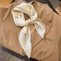 Eleganter cremeweißer Seidenschal mit schwarzem Vogelprint am khakifarbenen Blazer - 70*70cm / Weiß