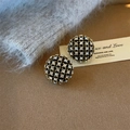 Vue détaillée des boucles d'oreilles dorées avec motif en treillis noir et cristaux - Base Dorée Ronde Zirconia Blanc (E2955)