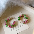 Detalle de pendientes de aro con cuentas degradadas en rosa y verde en tarjeta decorativa - Degradado Arcoíris (E2952)