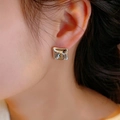 Pendiente de botón cuadrado minimalista con circonita y textura de metal vintage en la oreja - Plateado Circonita Gris - Terrón de Azúcar (E1128)