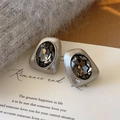 Dettaglio di orecchini in argento spazzolato con zirconi grigio fumo sfaccettati - Stile Zirconia Ovale Grigio (E2961)