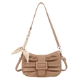Elegante borsa sottobraccio beige a pieghe con fibbia quadrata e foulard a fiori incluso - Cachi