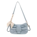 Borsa a spalla plissettata azzurra con foulard di seta decorativo e texture in pelle PU - Blu