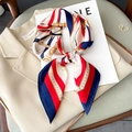 Französisches Retro-Seidentuch mit Kettendruck auf beigem Blazer in Rot und Navy - 70*70cm / Beigerot