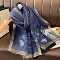 Écharpe en soie et laine bleue avec broderie dorée et broche camélia blanche - 70*180cm / Bleu marine