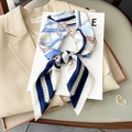 Marineblaues Seidentuch mit Reitsport-Druck auf einem beigen Blazer als Hintergrund - 70*70cm / Beige-Blau