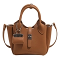 Braune Beuteltasche aus Leder mit Litschi-Maserung, Tragegriff und Metallschloss - Braun