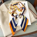 Seidentuch mit Reiter-Kettenprint in Marineblau und Orange auf beigem Blazer - 70*70cm / Beige-Orange