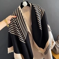 Winterschal aus Kaschmir-Imitat mit schwarz-beige Blockstreifen und Fransenbesatz - 130*128cm / Reisschwarz Geometrische Streifen (GSJ-97-Reisschwarz)