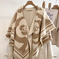 Winter-Schal aus Kaschmir-Imitat mit cremefarbenem Kamelienmuster und Quasten - 130*128cm / Khaki Kamelie (DFJ-5-Khaki)