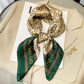 Elegante pañuelo de seda con estampado de cadenas en un lazo sobre un blazer beige - 70*70cm / Verde