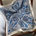 Elegante foulard in seta blu navy con motivo paisley drappeggiato su una sedia - Blu