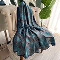 Sciarpa in finta seta con motivo paisley blu e marrone drappeggiata su un divano - 90*180cm / Blu Lago
